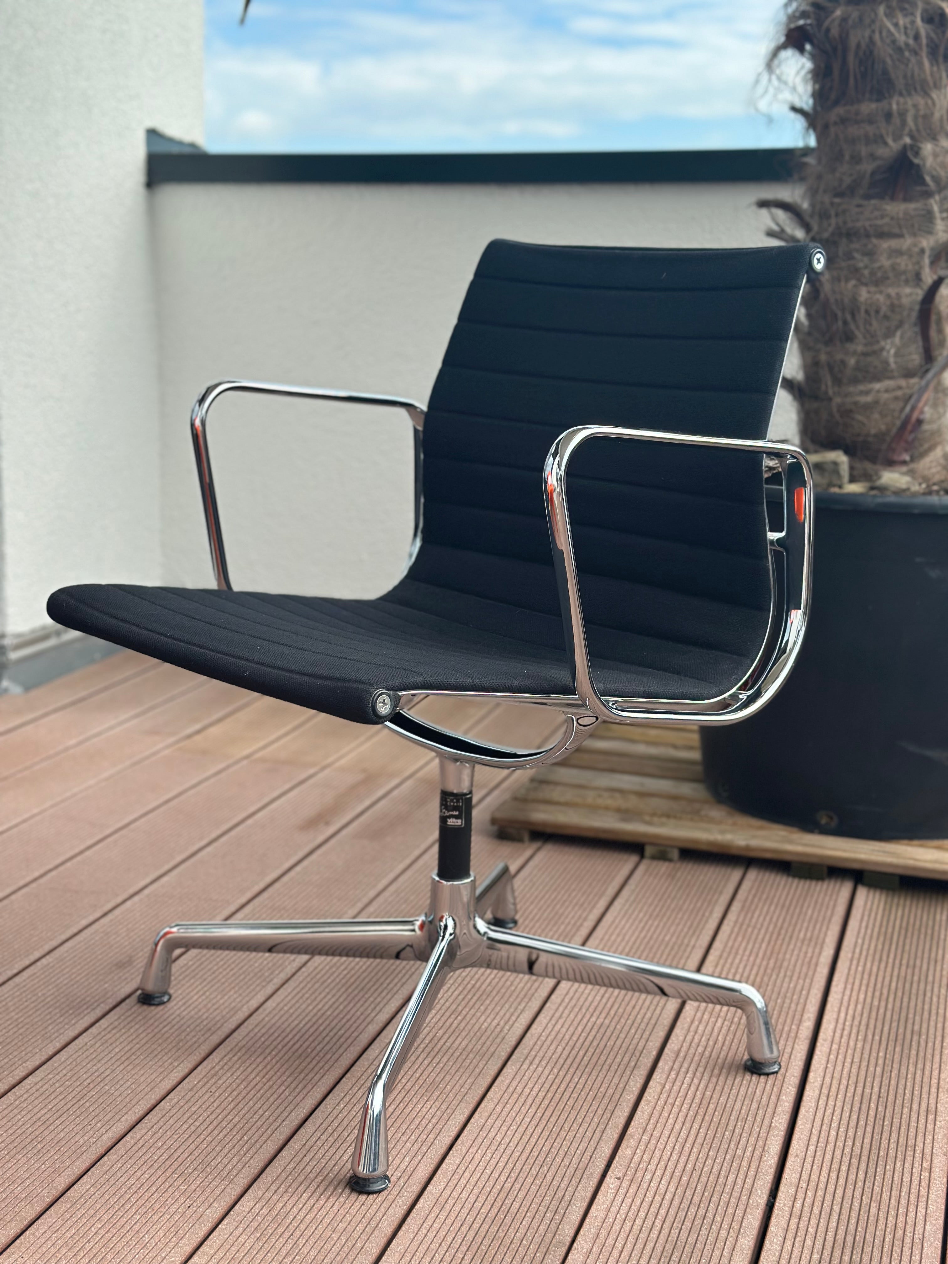 Vitra EA 108 Hopsak Schwarz – Charles & Ray Eames Designerstuhl