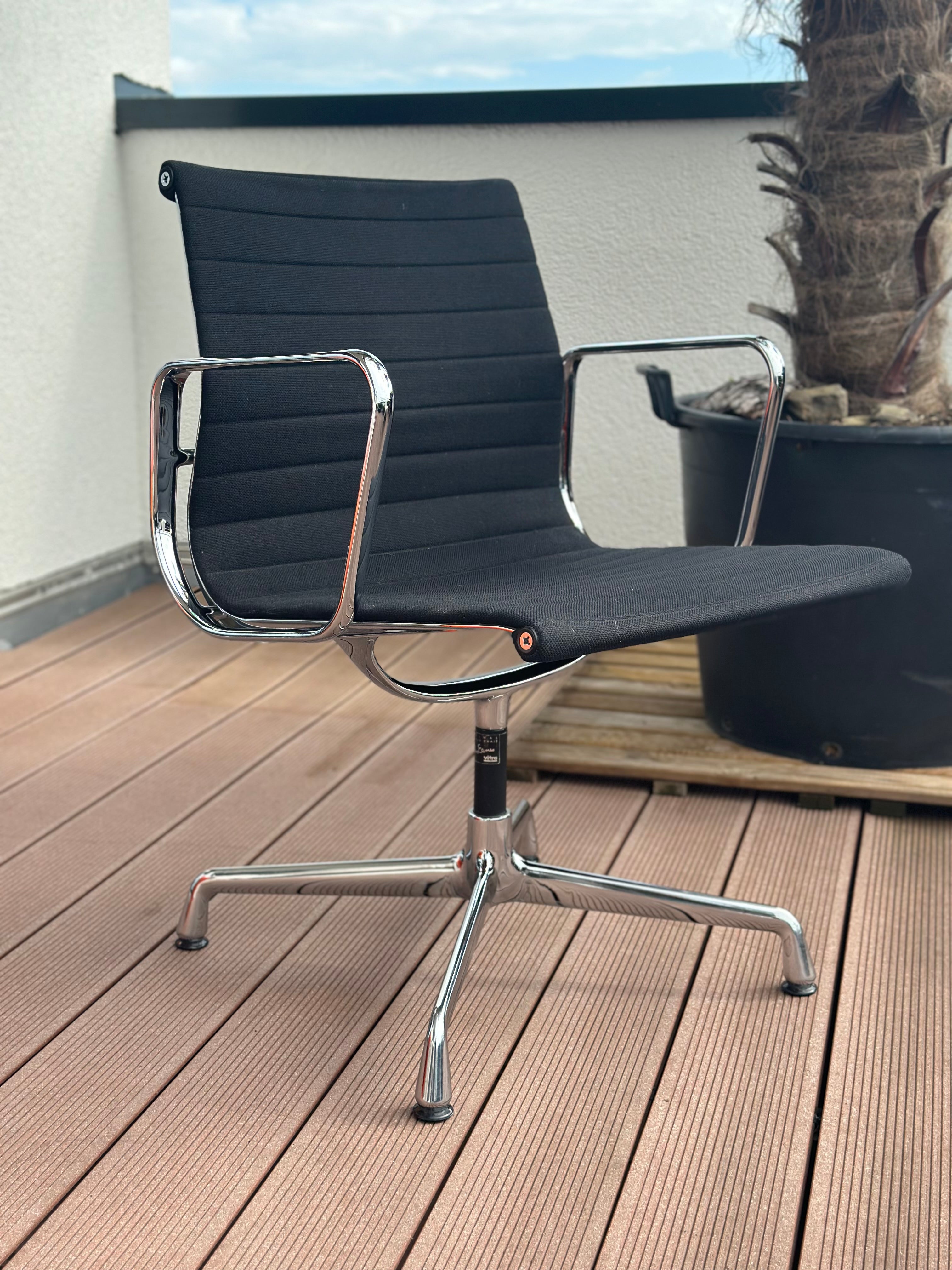 Vitra EA 108 Hopsak Schwarz – Charles & Ray Eames Designerstuhl