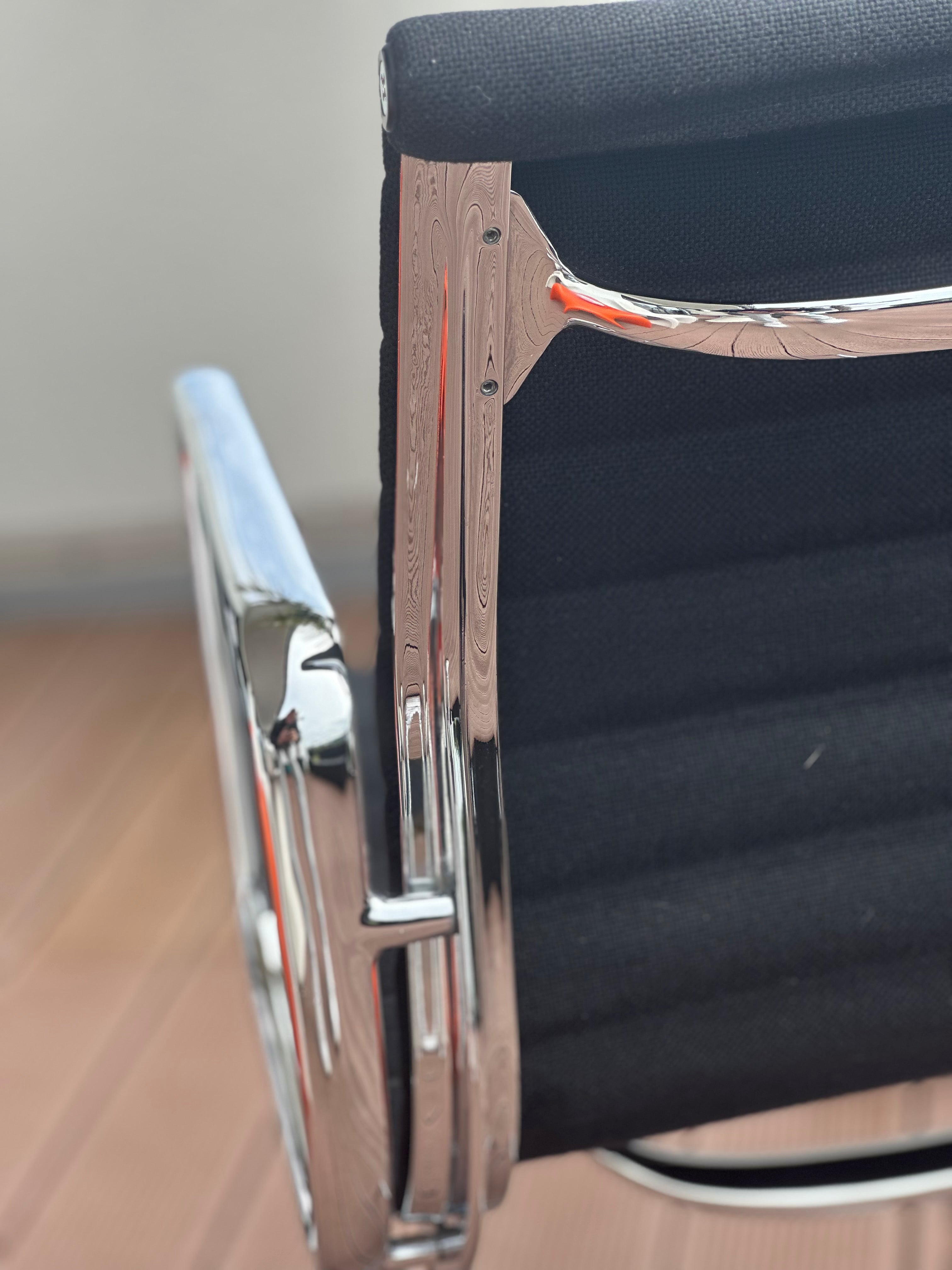 Vitra EA 108 Hopsak Schwarz – Charles & Ray Eames Designerstuhl