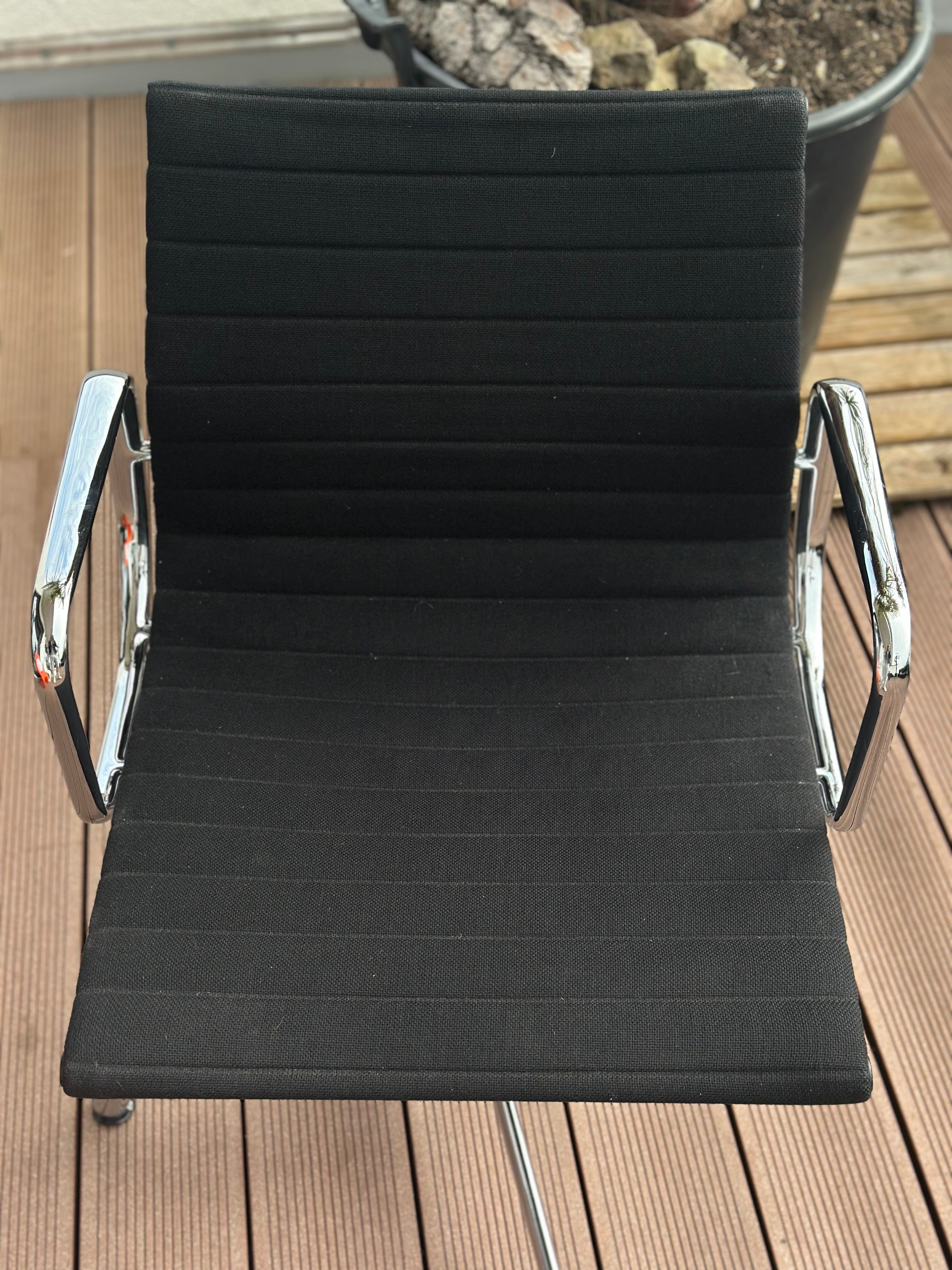 Vitra EA 108 Hopsak Schwarz – Charles & Ray Eames Designerstuhl